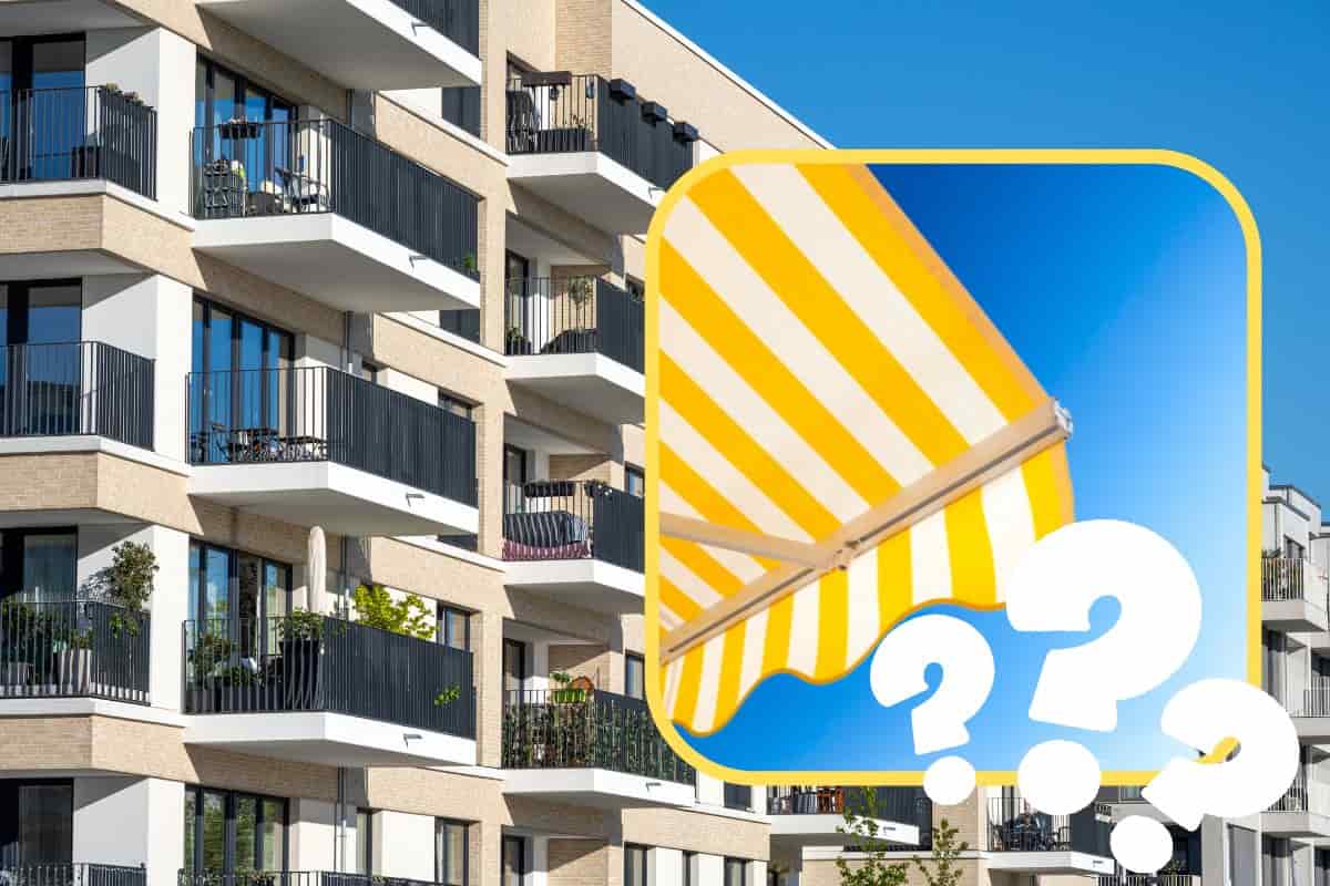 Condominio con cornice e tende da sole gialle e punti interrogativi