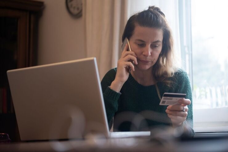 Donna al telefono, PC, carta