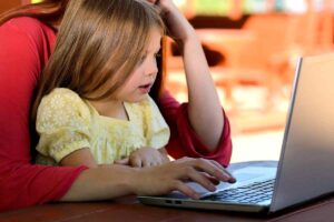 mamma e bambina al computer